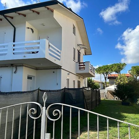 Sunflowers House Punta Marina Bagian luar foto