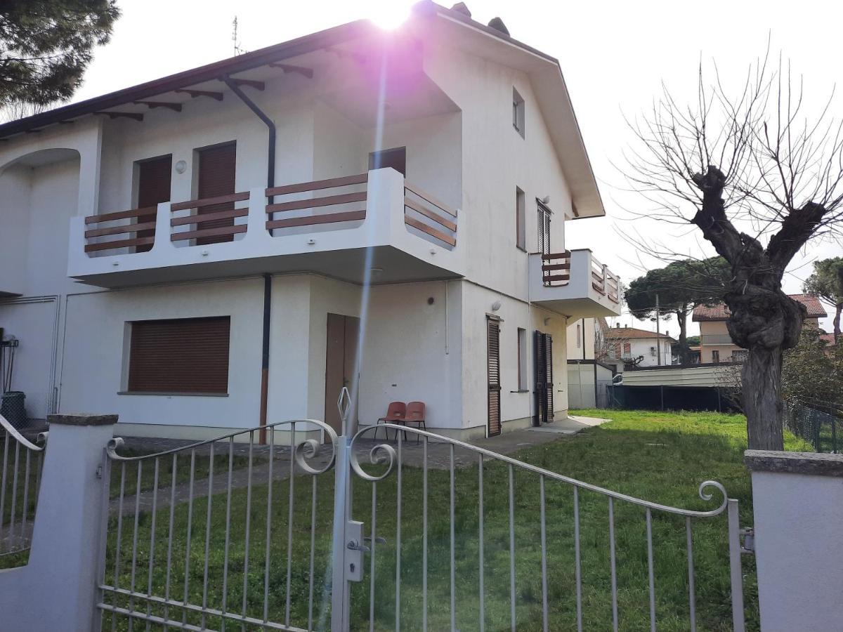 Sunflowers House Punta Marina Bagian luar foto