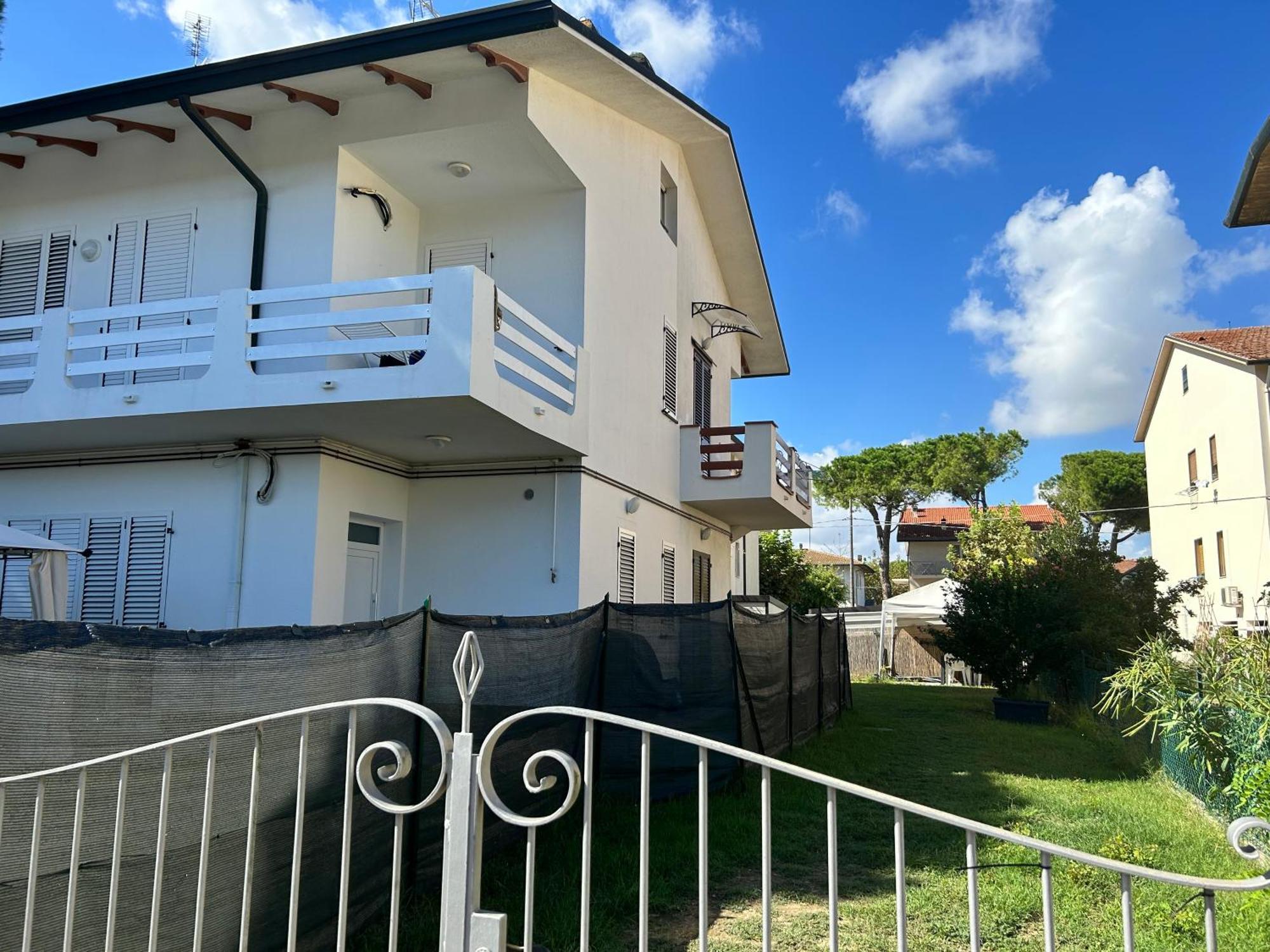 Sunflowers House Punta Marina Bagian luar foto